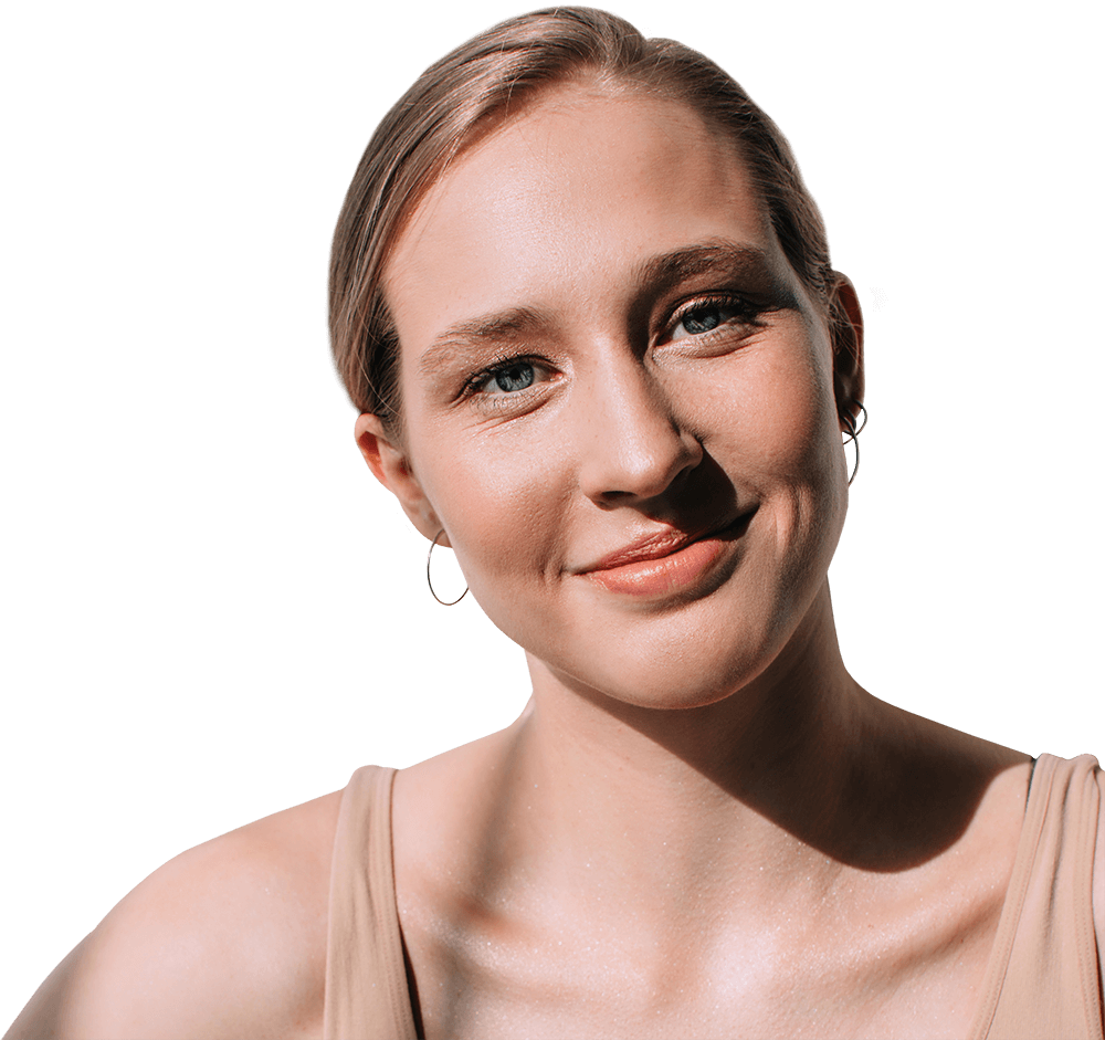 jung smiling woman with blond hair